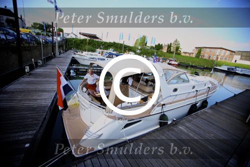 ZALTBOMMEL - Peter en Ingeborg Smulders liggen met hun jacht de Hole In One V in de haven van Zaltbommel. FOTO LEVIN DEN BOER - PERSFOTO.NU