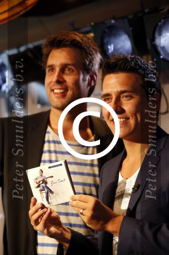 Volendam 9 augustus 2012
Uitreiking nieuwe cd en gouden cd aan Jan Smit door Nick Schilder.
Jaap Alice en Aloys Buijs zijn natuurlijk aanwezig.
Peter Smulders bv