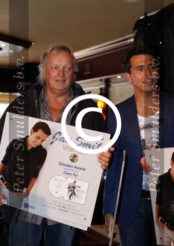 Volendam 9 augustus 2012
Uitreiking nieuwe cd en gouden cd aan Jan Smit door Nick Schilder.
Jaap Alice en Aloys Buijs zijn natuurlijk aanwezig. Thomas Tol
Peter Smulders bv