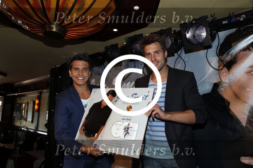 Volendam 9 augustus 2012
Uitreiking nieuwe cd en gouden cd aan Jan Smit door Nick Schilder.
Jaap Alice en Aloys Buijs zijn natuurlijk aanwezig.
Peter Smulders bv