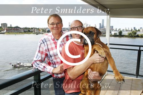 Rotterdam, 3 Augustus 2012
Jan de Hoop samen met zijn partner Coen Lievaart en hond Bob.
Foto Peter Smulders BV