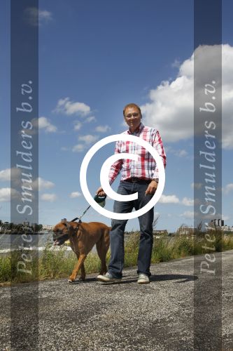 Rotterdam, 3 Augustus 2012
Jan de Hoop samen met zijn partner Coen Lievaart en hond Bob.
Foto Peter Smulders BV