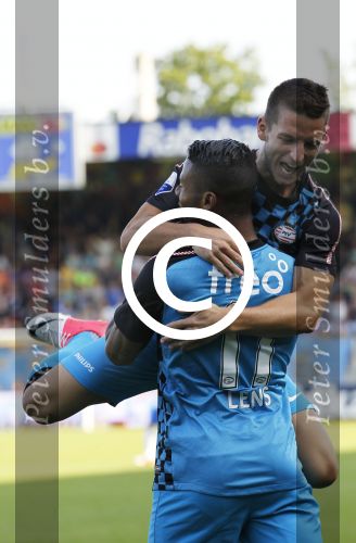Waalwijk, 11 Augustus 2012
Eerste kompetitiewedstrijd in het nieuwe seizoen 2012/2013 tussen RKC-PSV, eindstand 3-2
Jeremain Lens wordt gefeliciteerd door Dries Mertens na 0-1
Foto Peter Smulders BV
