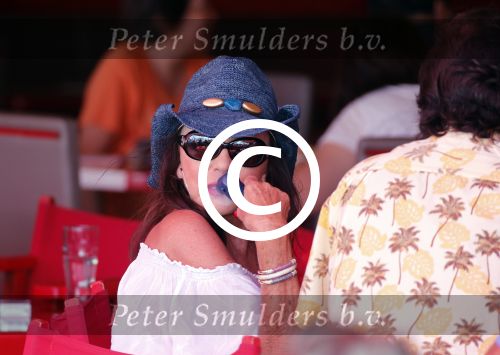 St Tropez 4 augustus 2012
Joan Collins met man en familie op terras in St Tropez.
Peter Smulders bv