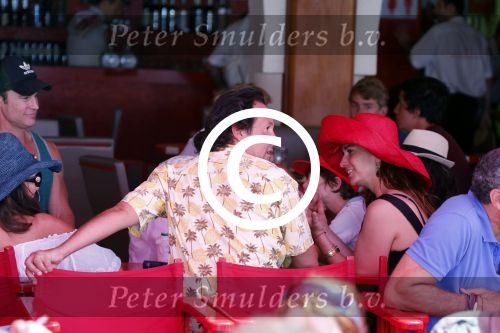 St Tropez 4 augustus 2012
Joan Collins met man en familie op terras in St Tropez.
Peter Smulders bv