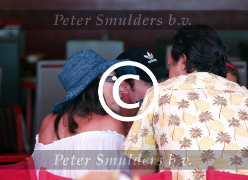 St Tropez 4 augustus 2012
Joan Collins met man en familie op terras in St Tropez.
Peter Smulders bv