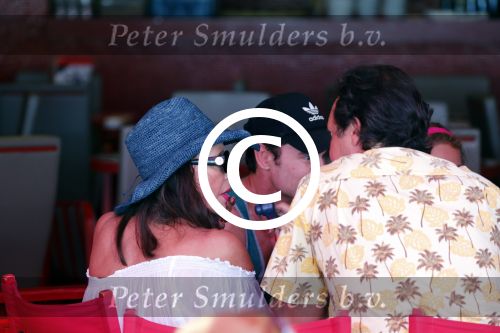 St Tropez 4 augustus 2012
Joan Collins met man en familie op terras in St Tropez.
Peter Smulders bv