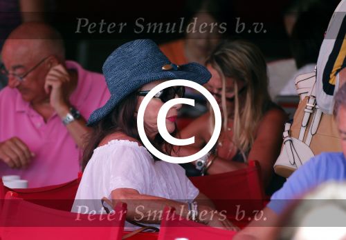 St Tropez 3 augustus 2012
Joan Collins met man en familie op terras in St Tropez.
Peter Smulders bv