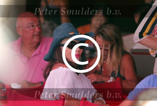 St Tropez 3 augustus 2012
Joan Collins met man en familie op terras in St Tropez.
Peter Smulders bv