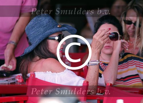 St Tropez 3 augustus 2012
Joan Collins met man en familie op terras in St Tropez.
Peter Smulders bv