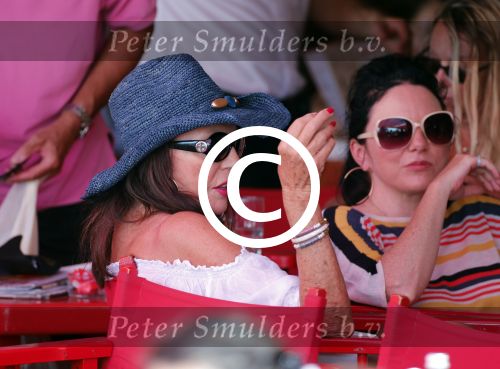 St Tropez 3 augustus 2012
Joan Collins met man en familie op terras in St Tropez.
Peter Smulders bv