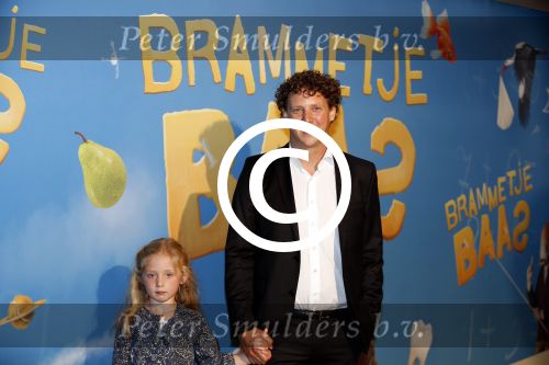Amsterdam 24 juni 2012
Jochem Myjer met zijn nichtje bij de premiere van Brammetje Baas in het eye filmtheater.
Peter Smulders bv