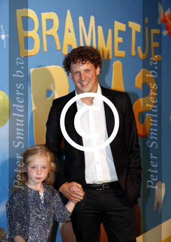 Amsterdam 24 juni 2012
Jochem Myjer met zijn nichtje bij de premiere van Brammetje Baas in het eye filmtheater.
Peter Smulders bv