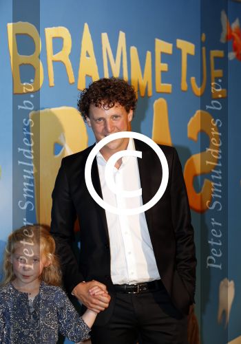 Amsterdam 24 juni 2012
Jochem Myjer met zijn nichtje bij de premiere van Brammetje Baas in het eye filmtheater.
Peter Smulders bv