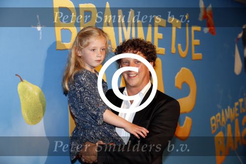 Amsterdam 24 juni 2012
Jochem Myjer met zijn nichtje bij de premiere van Brammetje Baas in het eye filmtheater.
Peter Smulders bv