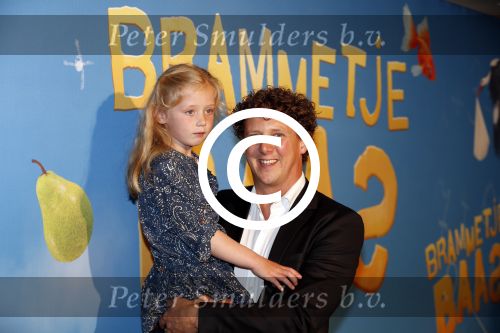 Amsterdam 24 juni 2012
Jochem Myjer met zijn nichtje bij de premiere van Brammetje Baas in het eye filmtheater.
Peter Smulders bv