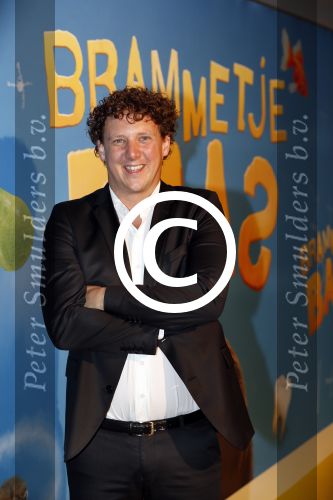 Amsterdam 24 juni 2012
Jochem Myjer met zijn nichtje bij de premiere van Brammetje Baas in het eye filmtheater.
Peter Smulders bv