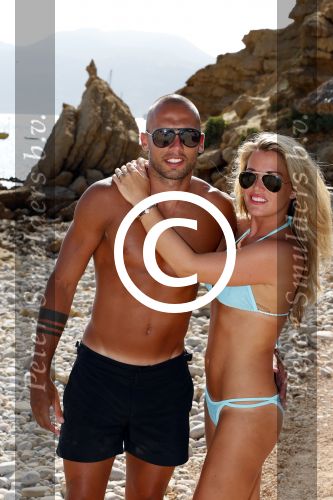 ibiza 12 juli 2012
Johnny Heitinga met zijn vrouw Charlotte Sophie en kinderen Jezebel en Lennox op het strand van ibiza.
Peter Smulders bv
