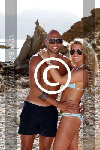 ibiza 12 juli 2012
Johnny Heitinga met zijn vrouw Charlotte Sophie en kinderen Jezebel en Lennox op het strand van ibiza.
Peter Smulders bv