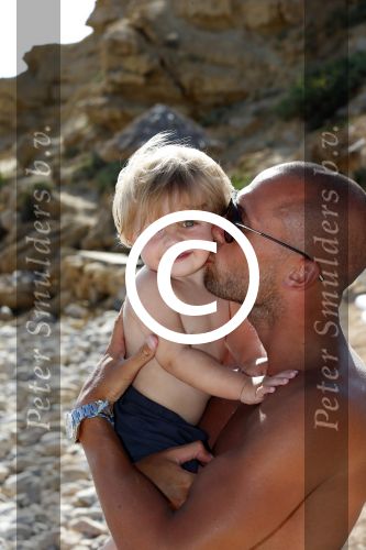 ibiza 12 juli 2012
Johnny Heitinga met zijn vrouw Charlotte Sophie en kinderen Jezebel en Lennox op het strand van ibiza.
Peter Smulders bv