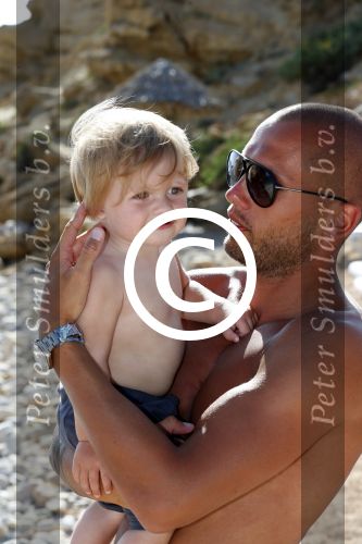 ibiza 12 juli 2012
Johnny Heitinga met zijn vrouw Charlotte Sophie en kinderen Jezebel en Lennox op het strand van ibiza.
Peter Smulders bv