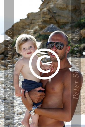ibiza 12 juli 2012
Johnny Heitinga met zijn vrouw Charlotte Sophie en kinderen Jezebel en Lennox op het strand van ibiza.
Peter Smulders bv