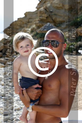 ibiza 12 juli 2012
Johnny Heitinga met zijn vrouw Charlotte Sophie en kinderen Jezebel en Lennox op het strand van ibiza.
Peter Smulders bv