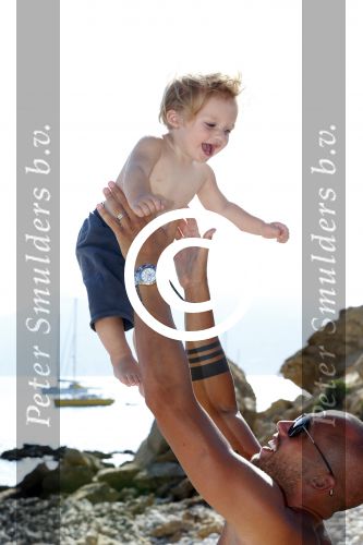 ibiza 12 juli 2012
Johnny Heitinga met zijn vrouw Charlotte Sophie en kinderen Jezebel en Lennox op het strand van ibiza.
Peter Smulders bv