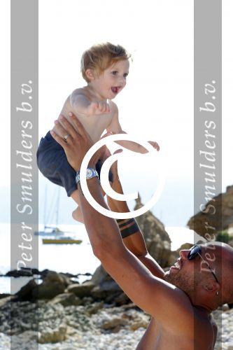 ibiza 12 juli 2012
Johnny Heitinga met zijn vrouw Charlotte Sophie en kinderen Jezebel en Lennox op het strand van ibiza.
Peter Smulders bv