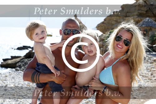ibiza 12 juli 2012
Johnny Heitinga met zijn vrouw Charlotte Sophie en kinderen Jezebel en Lennox op het strand van ibiza.
Peter Smulders bv