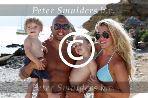 ibiza 12 juli 2012
Johnny Heitinga met zijn vrouw Charlotte Sophie en kinderen Jezebel en Lennox op het strand van ibiza.
Peter Smulders bv