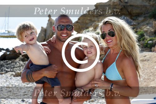 ibiza 12 juli 2012
Johnny Heitinga met zijn vrouw Charlotte Sophie en kinderen Jezebel en Lennox op het strand van ibiza.
Peter Smulders bv