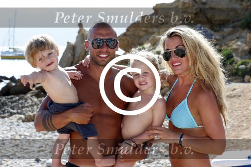 ibiza 12 juli 2012
Johnny Heitinga met zijn vrouw Charlotte Sophie en kinderen Jezebel en Lennox op het strand van ibiza.
Peter Smulders bv