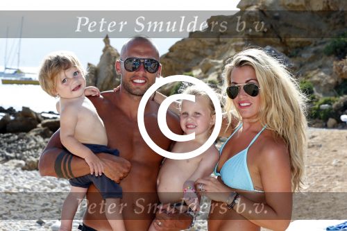 ibiza 12 juli 2012
Johnny Heitinga met zijn vrouw Charlotte Sophie en kinderen Jezebel en Lennox op het strand van ibiza.
Peter Smulders bv
