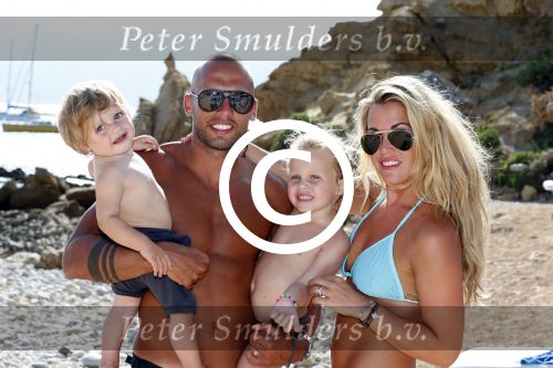 ibiza 12 juli 2012
Johnny Heitinga met zijn vrouw Charlotte Sophie en kinderen Jezebel en Lennox op het strand van ibiza.
Peter Smulders bv