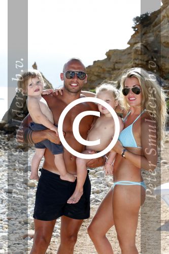 ibiza 12 juli 2012
Johnny Heitinga met zijn vrouw Charlotte Sophie en kinderen Jezebel en Lennox op het strand van ibiza.
Peter Smulders bv