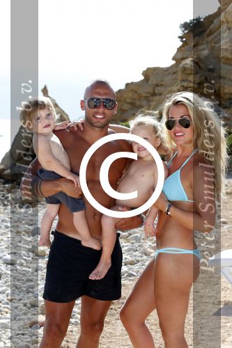 ibiza 12 juli 2012
Johnny Heitinga met zijn vrouw Charlotte Sophie en kinderen Jezebel en Lennox op het strand van ibiza.
Peter Smulders bv
