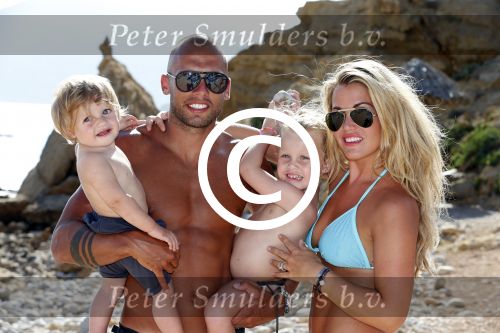 ibiza 12 juli 2012
Johnny Heitinga met zijn vrouw Charlotte Sophie en kinderen Jezebel en Lennox op het strand van ibiza.
Peter Smulders bv