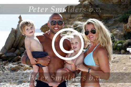 ibiza 12 juli 2012
Johnny Heitinga met zijn vrouw Charlotte Sophie en kinderen Jezebel en Lennox op het strand van ibiza.
Peter Smulders bv