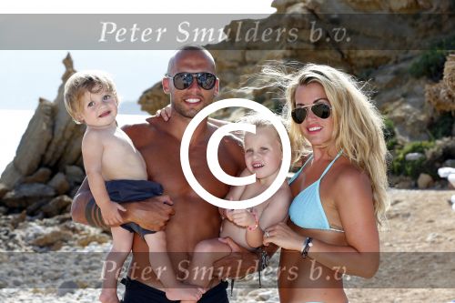 ibiza 12 juli 2012
Johnny Heitinga met zijn vrouw Charlotte Sophie en kinderen Jezebel en Lennox op het strand van ibiza.
Peter Smulders bv
