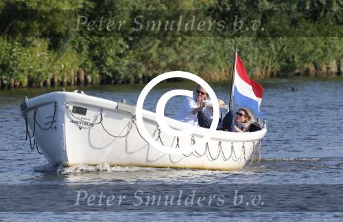 Nigtevecht 25 juli 2012
Jort Kelder en zijn vriendin Lauren Verster aan het varen met sloep/boot op de vecht.
Peter Smulders bv