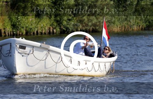 Nigtevecht 25 juli 2012
Jort Kelder en zijn vriendin Lauren Verster aan het varen met sloep/boot op de vecht.
Peter Smulders bv