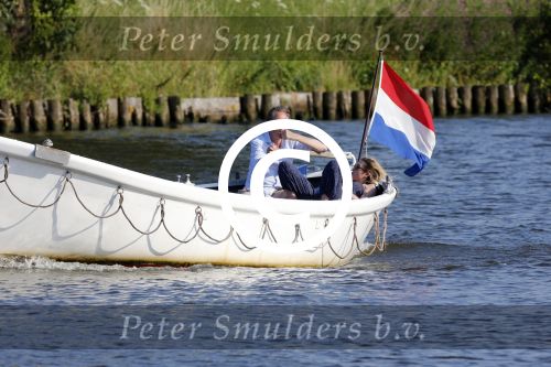 Nigtevecht 25 juli 2012
Jort Kelder en zijn vriendin Lauren Verster aan het varen met sloep/boot op de vecht.
Peter Smulders bv