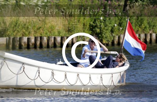 Nigtevecht 25 juli 2012
Jort Kelder en zijn vriendin Lauren Verster aan het varen met sloep/boot op de vecht.
Peter Smulders bv