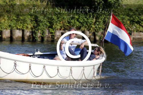 Nigtevecht 25 juli 2012
Jort Kelder en zijn vriendin Lauren Verster aan het varen met sloep/boot op de vecht.
Peter Smulders bv