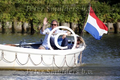 Nigtevecht 25 juli 2012
Jort Kelder en zijn vriendin Lauren Verster aan het varen met sloep/boot op de vecht.
Peter Smulders bv