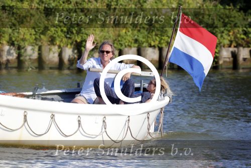 Nigtevecht 25 juli 2012
Jort Kelder en zijn vriendin Lauren Verster aan het varen met sloep/boot op de vecht.
Peter Smulders bv