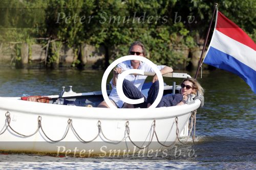 Nigtevecht 25 juli 2012
Jort Kelder en zijn vriendin Lauren Verster aan het varen met sloep/boot op de vecht.
Peter Smulders bv