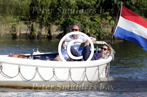 Nigtevecht 25 juli 2012
Jort Kelder en zijn vriendin Lauren Verster aan het varen met sloep/boot op de vecht.
Peter Smulders bv
