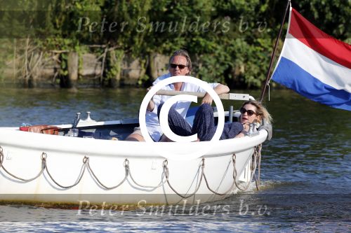Nigtevecht 25 juli 2012
Jort Kelder en zijn vriendin Lauren Verster aan het varen met sloep/boot op de vecht.
Peter Smulders bv